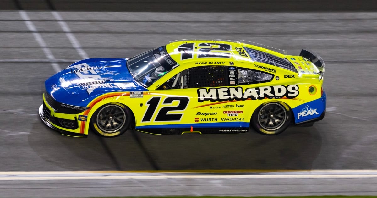 Ryan Blaney No. 12 team makes crushing mistake on pit road in Phoenix NASCAR race